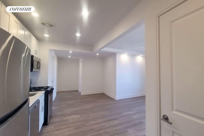 Building Photo - 45 W 81st St