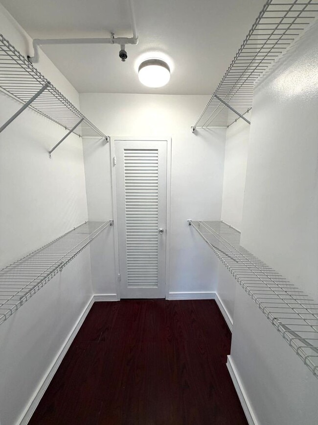 Building Photo - Live where Lincoln Road meets the Ocean in a full service resort-style condominium in South Beach!