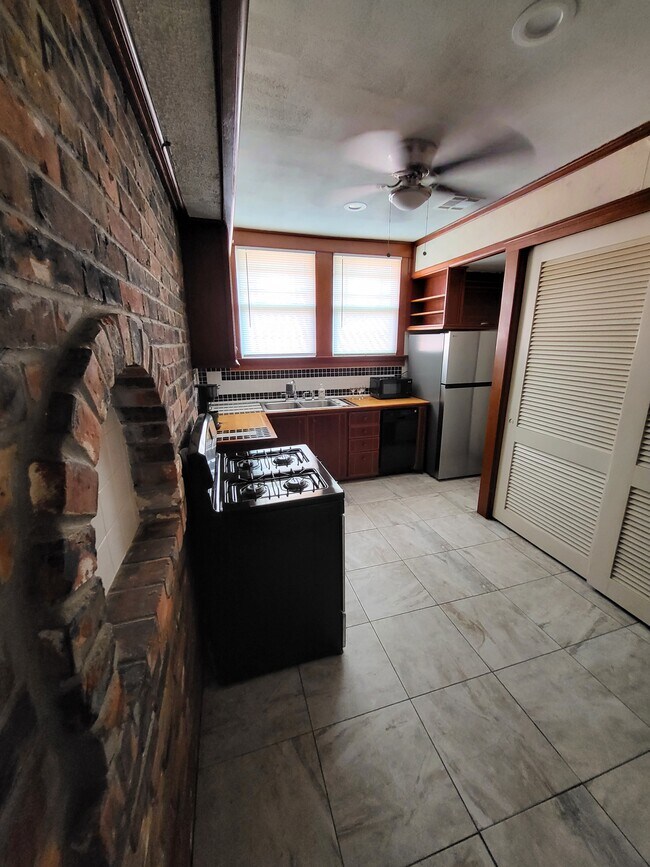 Kitchen - 2231 Marengo St