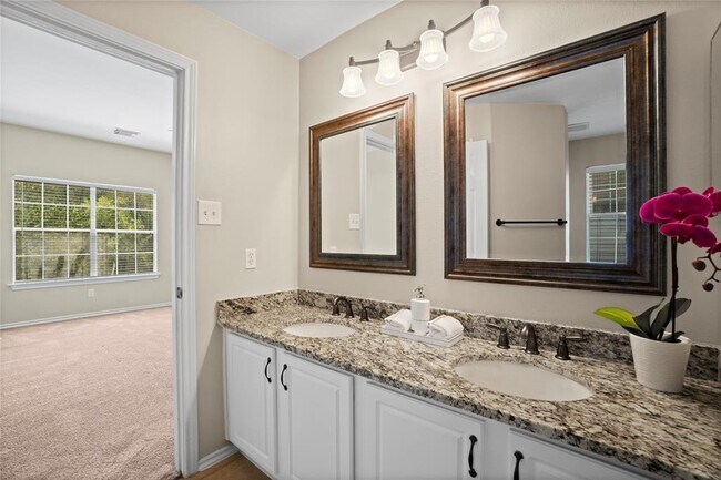 Building Photo - 15 Blue Creek Pl