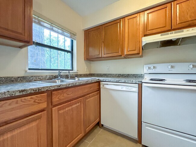 Building Photo - Beautiful 2/1.5 Townhome in Cedar Ridge-717A