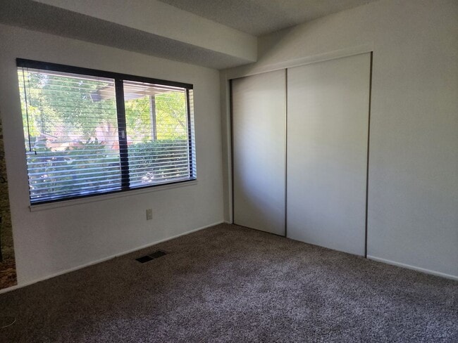 Building Photo - 4 bedroom home off of Mayberry Dr in Reno