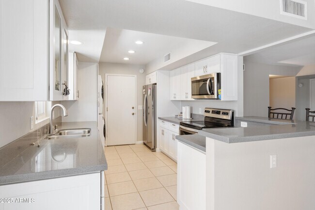 Building Photo - 9444 E Lawndale Pl