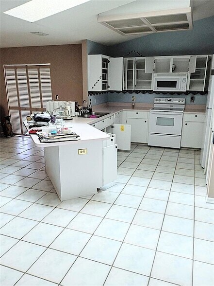 Building Photo - 564 W Central Ave