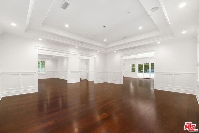 Building Photo - 453 S Bentley Ave