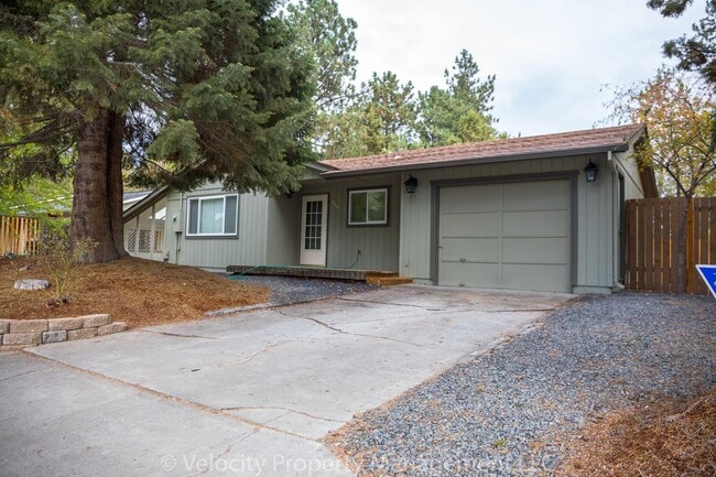 Primary Photo - Single Level Home in Bend!