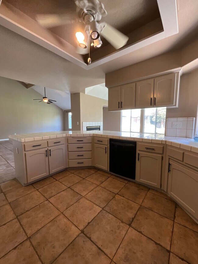 Building Photo - Spacious Four Bedroom Home in Figarden Loo...