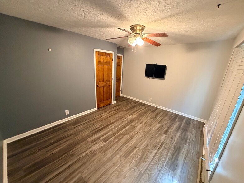 Building Photo - 548 Queenswood Dr