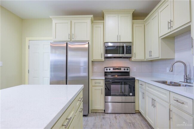 Building Photo - 10 Briggs Rd