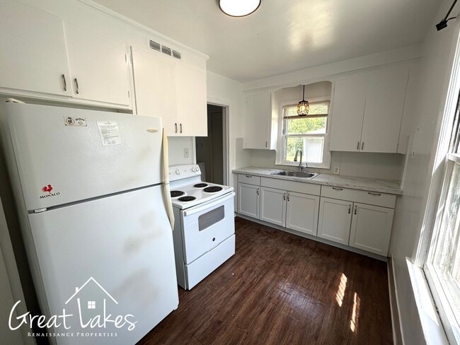 Building Photo - Cozy 2 Bedroom 1 Bathroom Bungalow now available for rent!