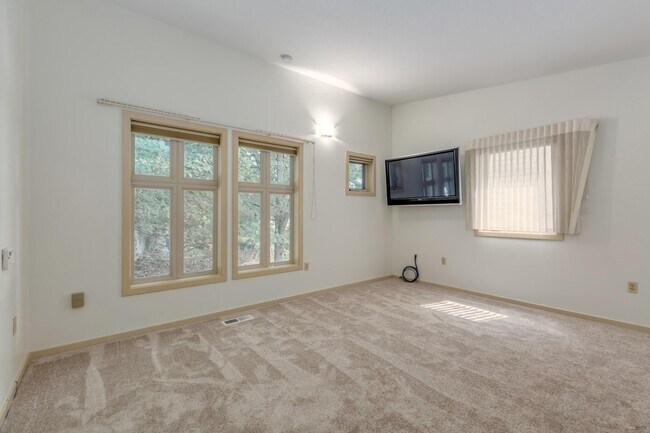 Building Photo - Stunning Townhome Style in NE Portland Lloyd Center District