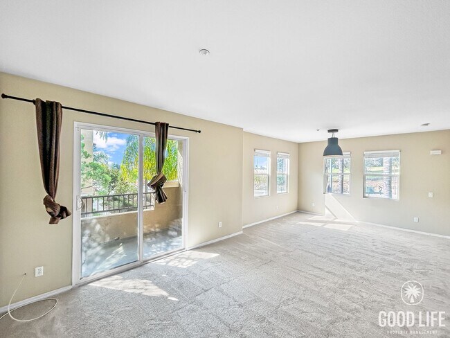 Building Photo - Spacious 2B/3BA + Den Townhouse in El Cerr...