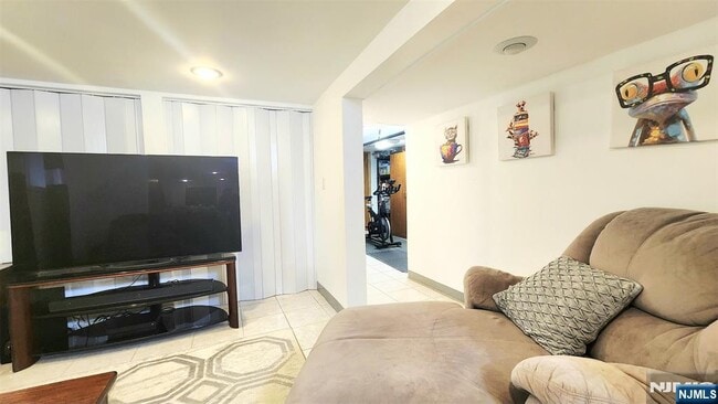 Building Photo - 11 Banta Ave