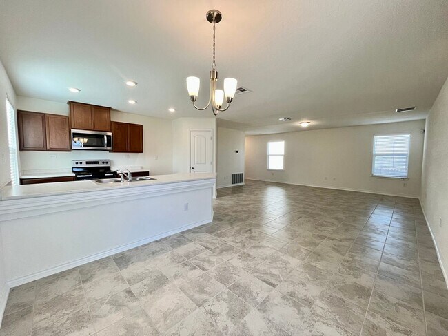Building Photo - 3 Bedroom/2 Bath Skyview Subdivision