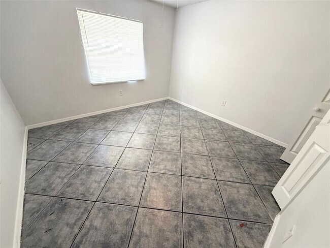 Building Photo - 542 W Lake Deer Dr