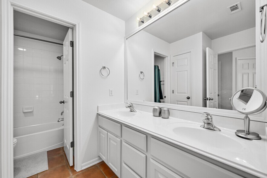 Building Photo - 2505 Lovett Ln