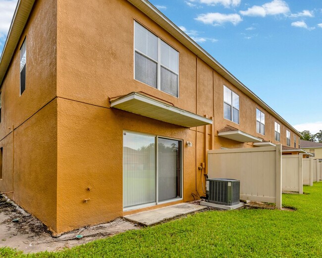 Building Photo - Great townhouse close to 301 and Crosstown