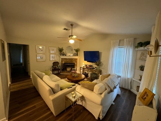 Building Photo - Family Friendly 2 Bedroom Duplex Available In Tallahassee NOW