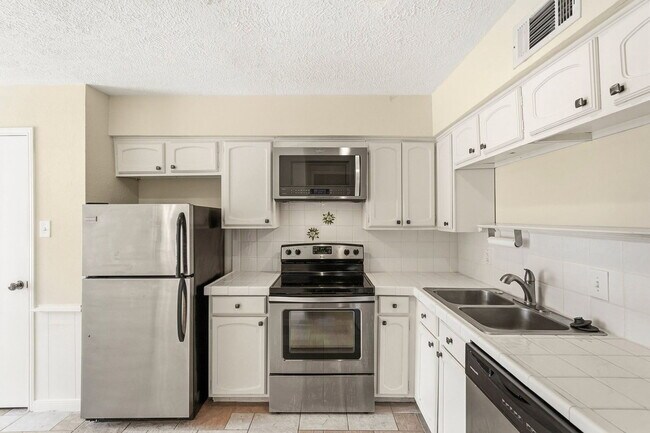 Building Photo - 496 N Post Oak Ln
