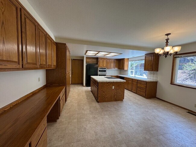 Building Photo - Spacious 4 bedroom, single level home in M...
