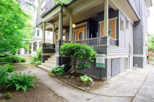 Building Photo - Amazing Find! Spacious Daylight Basement Studio with Loads of Character!