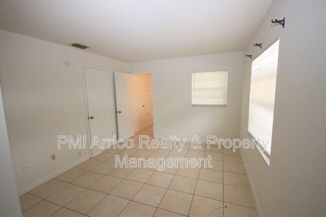 Building Photo - 3249 Bloomingdale Villas Ct