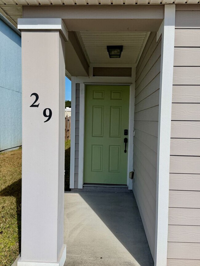 Building Photo - 3/2 GREAT location