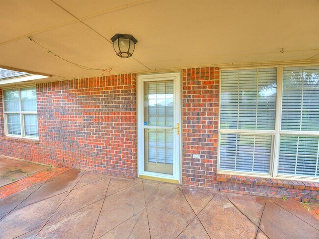 Building Photo - 1605 SW 33RD St