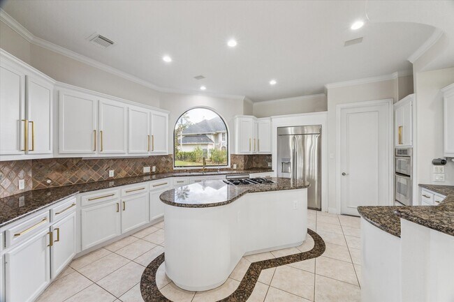Building Photo - 600 Royal Oaks Dr