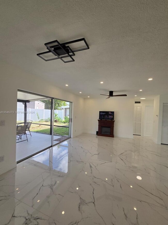 Building Photo - 305 SE Airoso Blvd