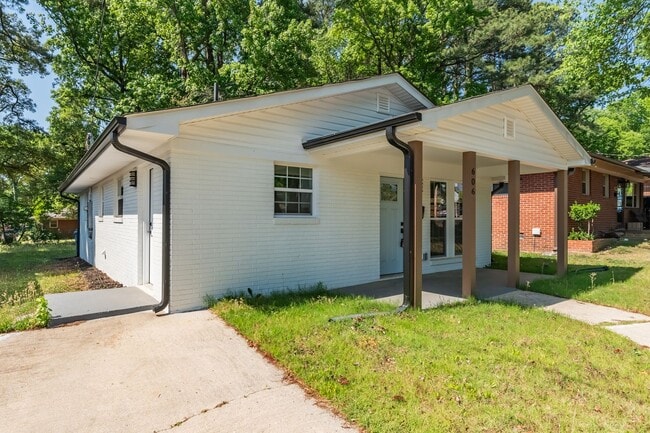 Building Photo - Completely Renovated Durham Home!