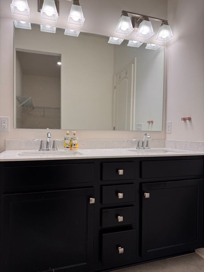 Building Photo - 4BR 2.5Bath Beauty in High Point