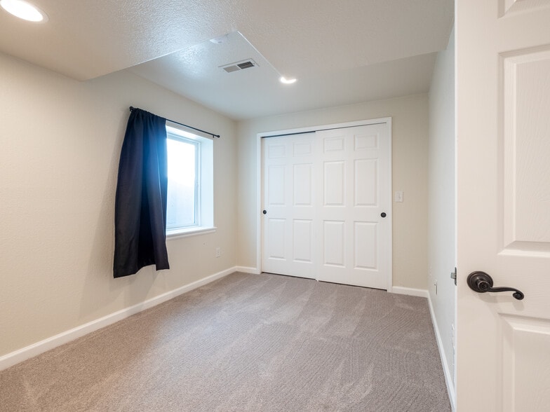 Building Photo - 5162 Cinquefoil Ln