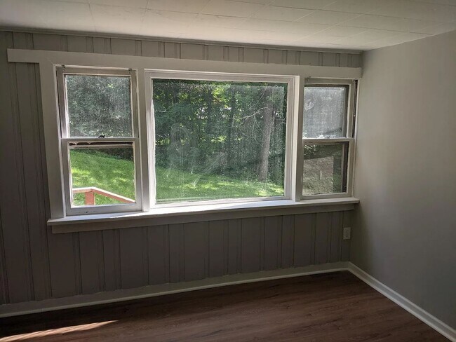 Building Photo - 1943 New Hackensack Rd