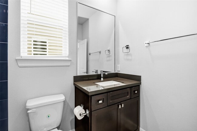 Building Photo - 1007 W 17th St