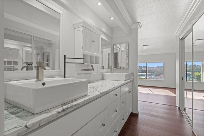 Building Photo - Stunning 2 bedroom *LAKE VIEW* condo for r...