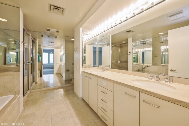 Building Photo - 132 E Delaware Pl