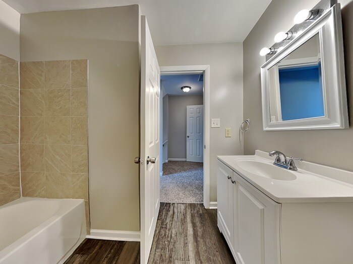 Building Photo - 657 Shore Dr