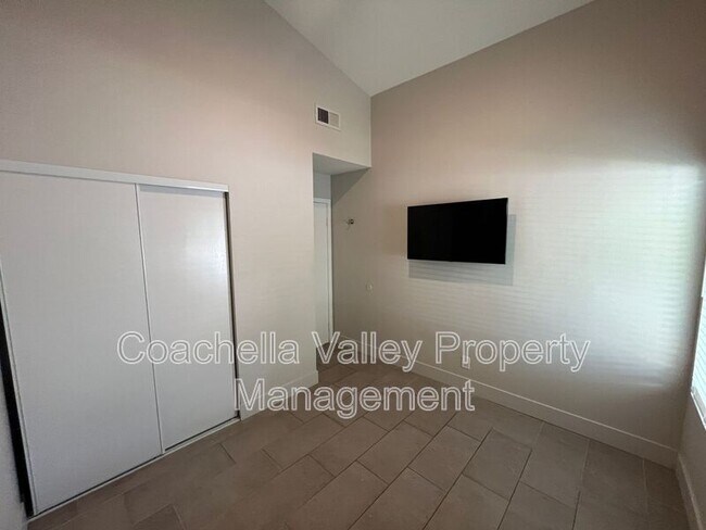 Building Photo - 835 Nueva Vista Dr S