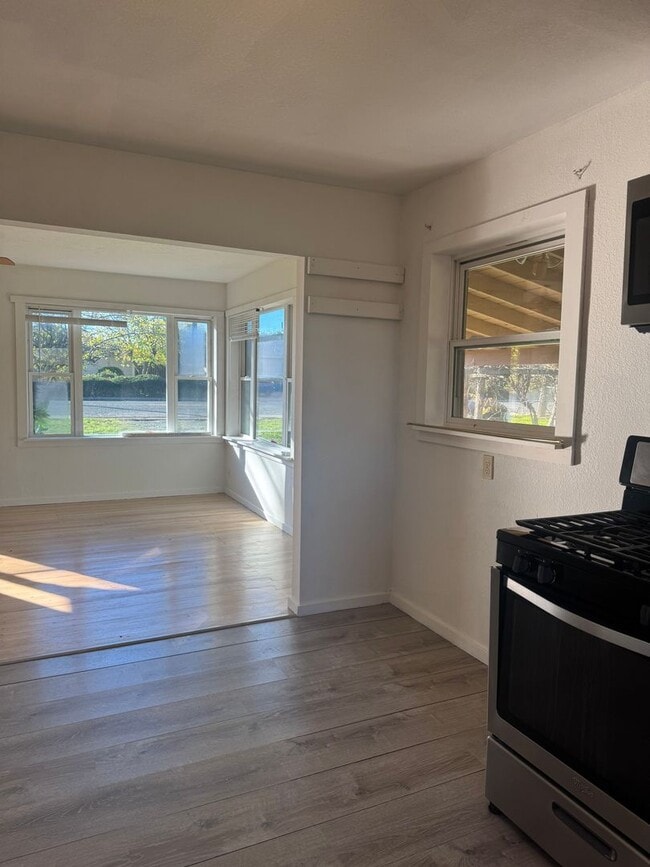 Building Photo - 3/2 Huge Yard and Garage