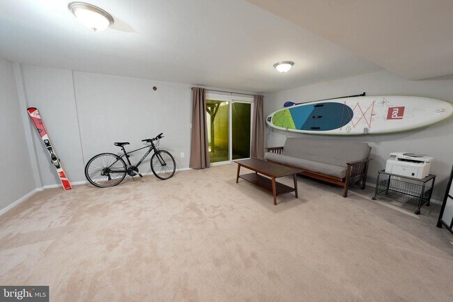 Building Photo - 1025 Commanders Way N