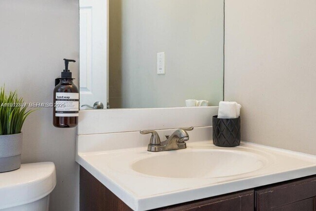 Building Photo - 505 SE 20th St