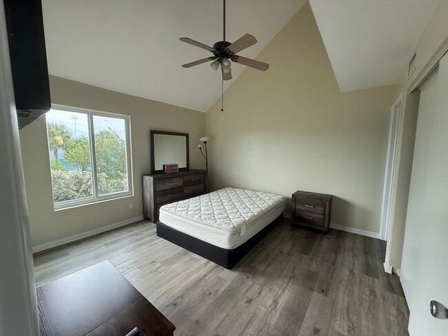 Building Photo - Family Friendly 3 Bedroom Townhome Style C...