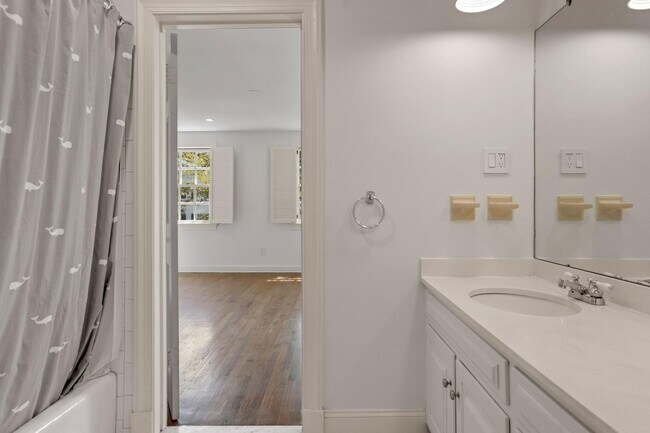 Building Photo - 4925 Weaver Terrace NW