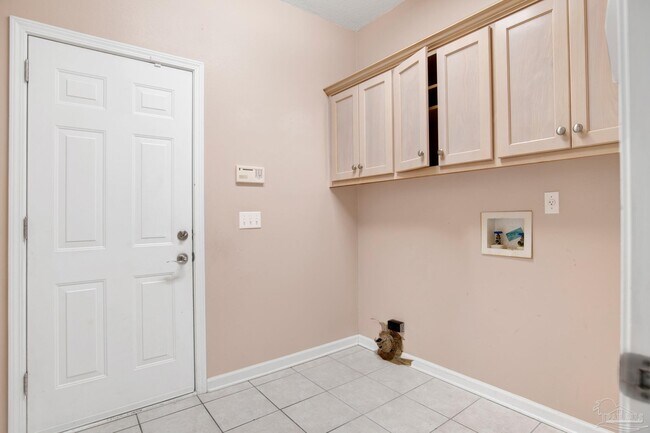Building Photo - 1192 Longwood Dr