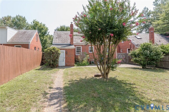 Building Photo - 3710 W Cary St