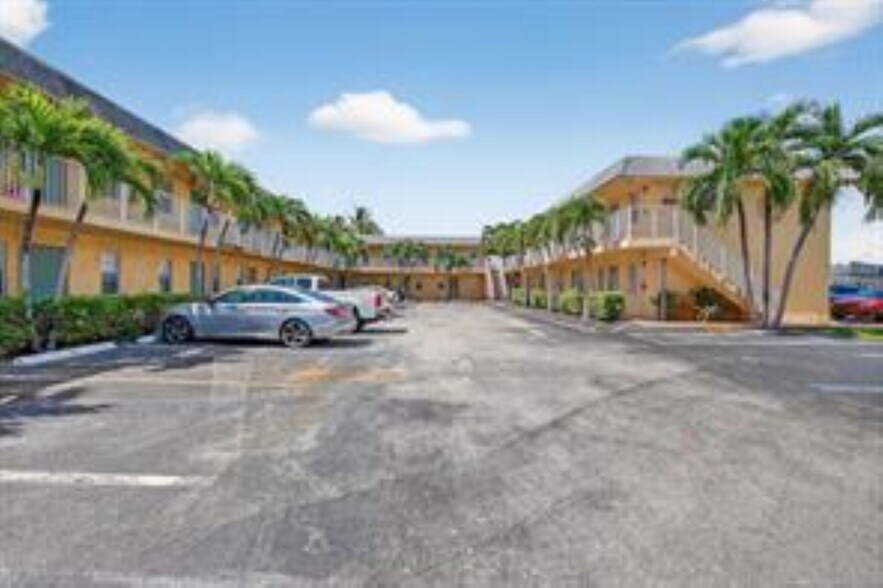 Building Photo - 4081 N Dixie Hwy