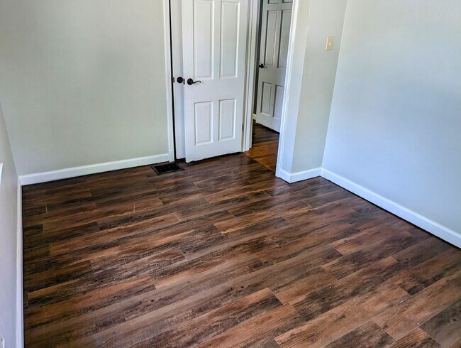 Building Photo - AVAILABLE NOW! - 2 Bedroom / 1 Bath Home i...