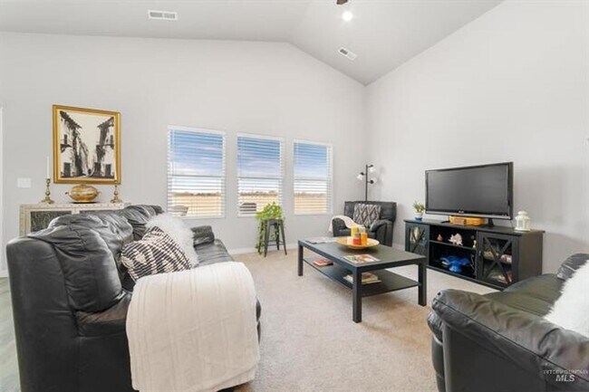 Building Photo - $500 OFF OCTOBER RENT!