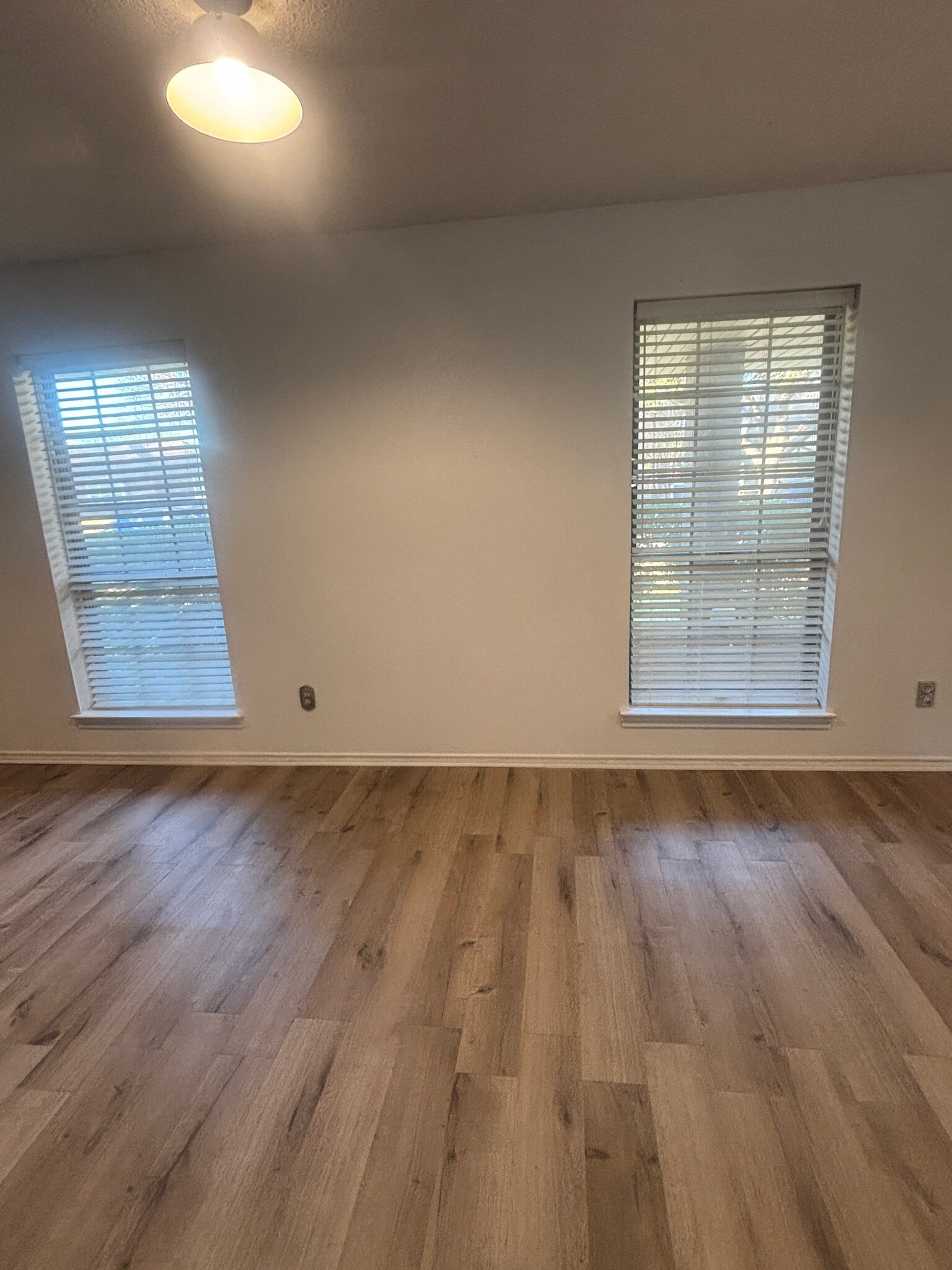 Building Photo - 310 Meadowlark Ln